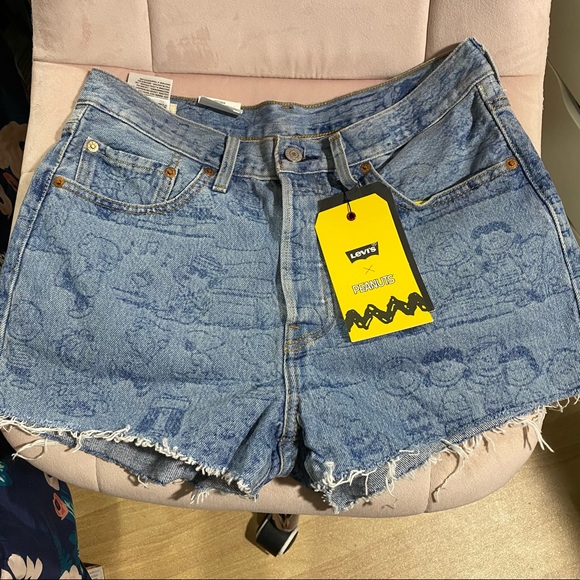 levis peanuts shorts